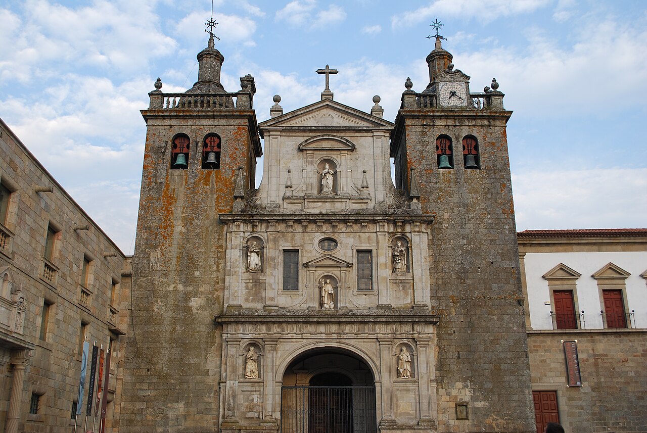 Fachada principal da Sé de Viseu, fotografia contemporânea de frente