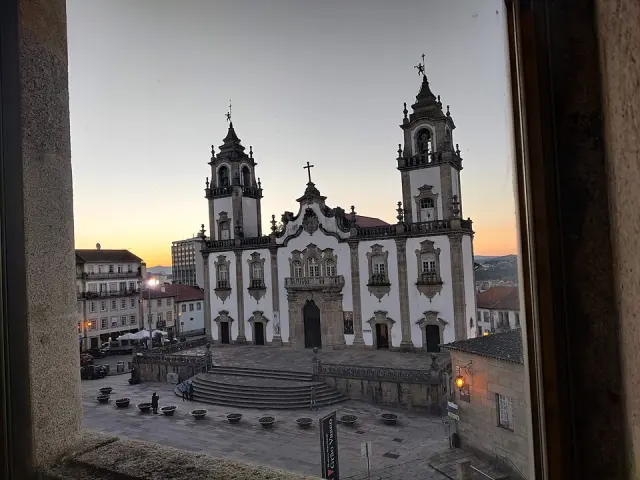 A Igreja da Misericórdia ao fim da tarde, vista de uma janela do Museu Grão Vasco