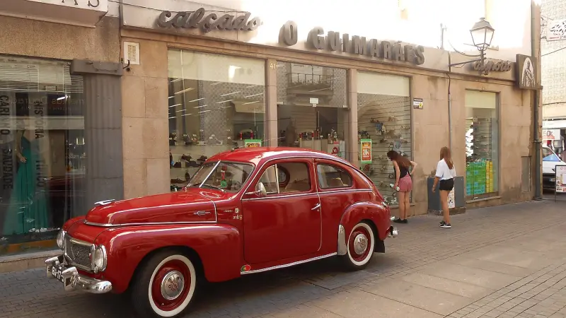 Calçada portuguesa na Rua Direita, em Viseu, com um automóvel clássico estacionado