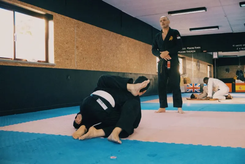 Treino de jiu-jitsu no tatami da Lusitanos Escola Jiujitsu, em Viseu