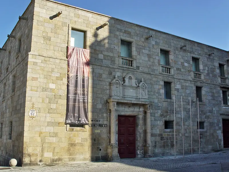 Fachada de granito do Museu Nacional Grão Vasco