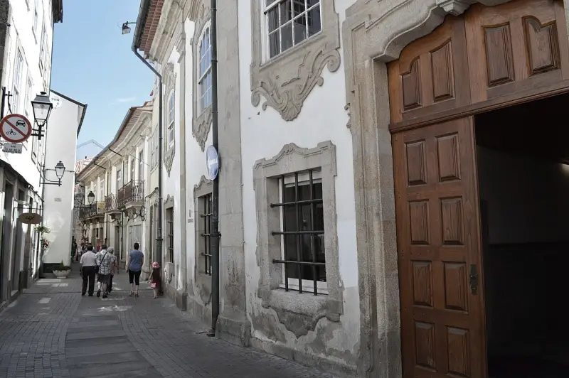 Rua de calçada no centro histórico de Viseu