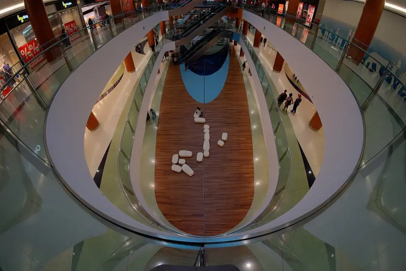 O interior do Palácio do Gelo Shopping visto de cima, com as galerias e a praça central