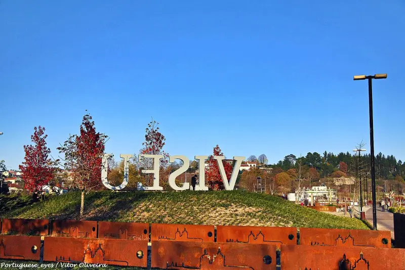 As letras de Viseu e o muro de aço corten no Parque Urbano de Santiago