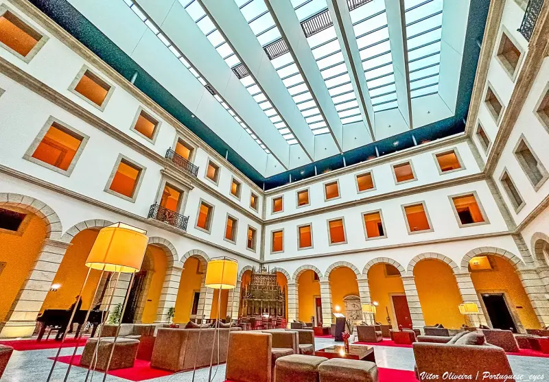 O pátio interior coberto da Pousada de Viseu, com arcadas de granito e clarabóia