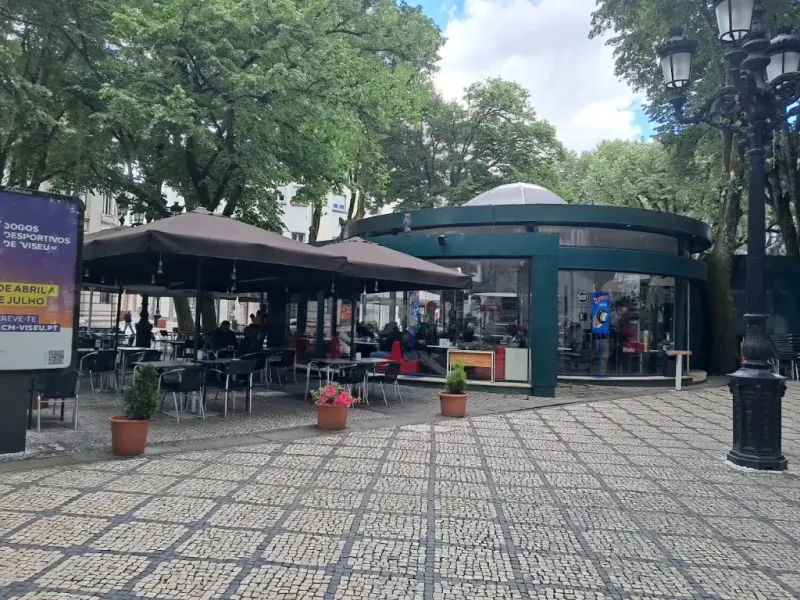 Esplanada com guarda-sóis junto a um quiosque, no Rossio de Viseu