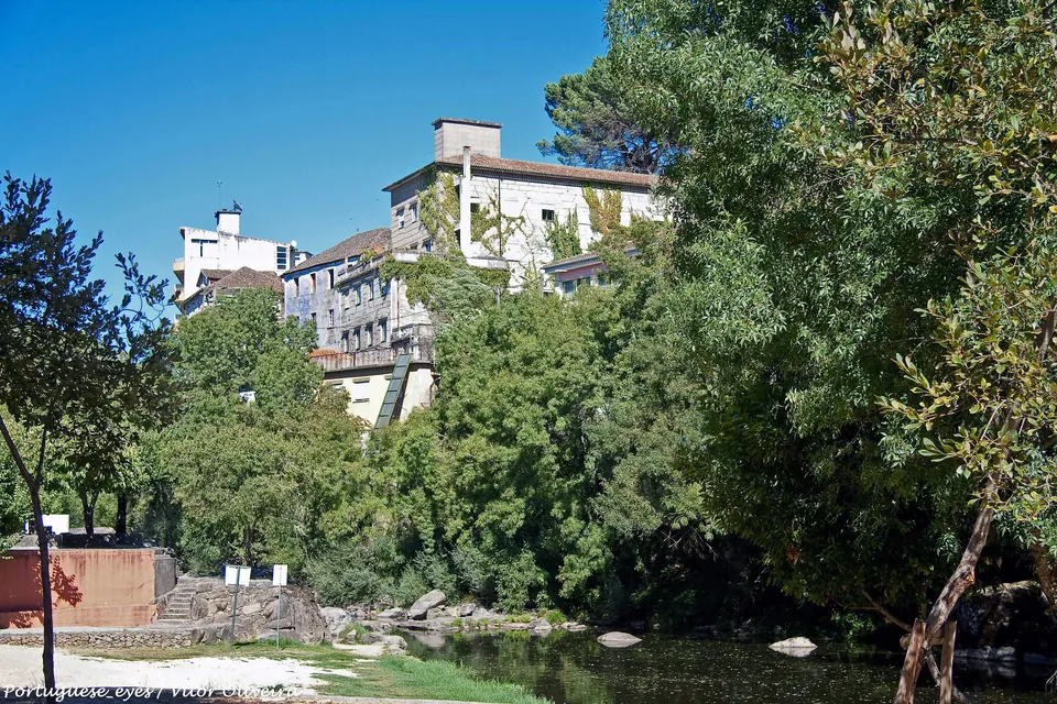 O rio Dão no Banho, com as casas da estância termal na encosta entre as árvores