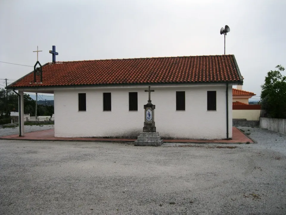 A Capela da Senhora da Guia, em Espadanal, Fragosela, com o adro de granito e o campanário