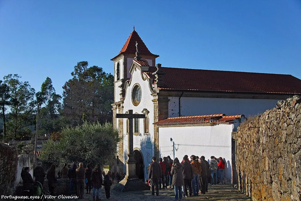 A fachada da Igreja de São Francisco do Monte, antiga igreja paroquial de Orgens