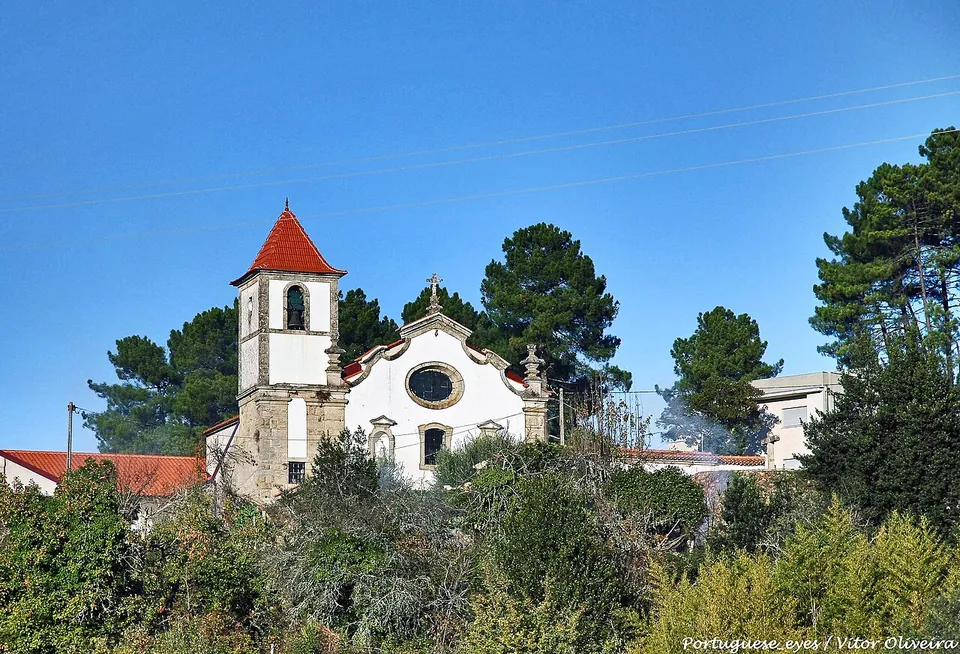 O adro e o volume branco da Igreja de São Francisco do Monte, em Orgens