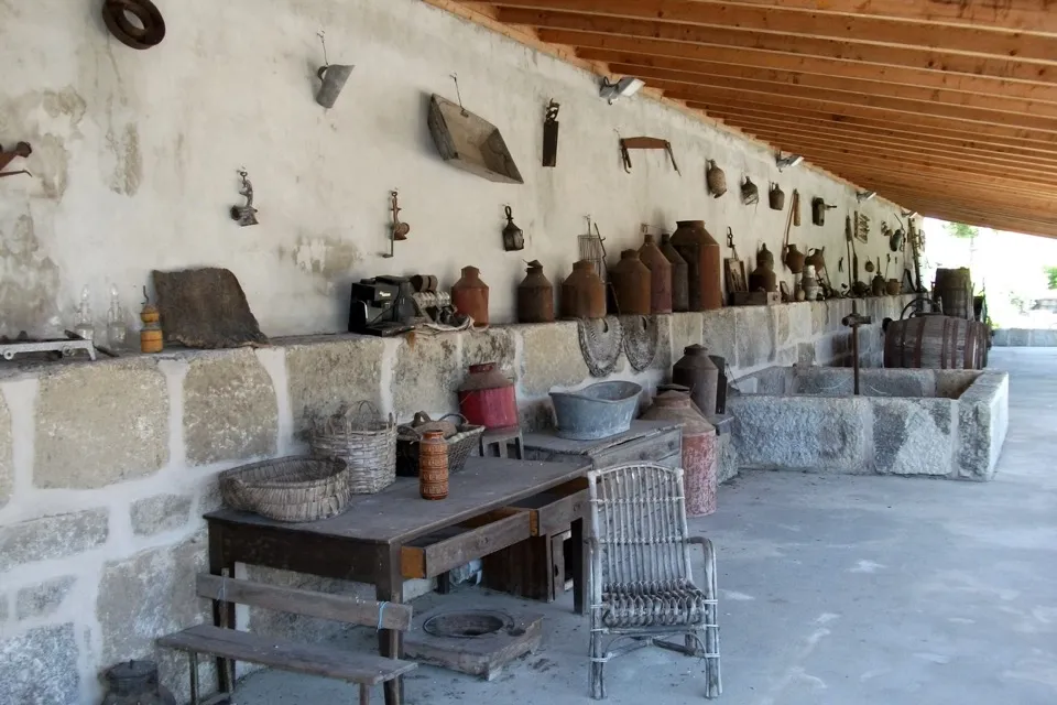 A zona coberta do ecomuseu de Vila Chã de Sá, com estrutura de madeira e telha