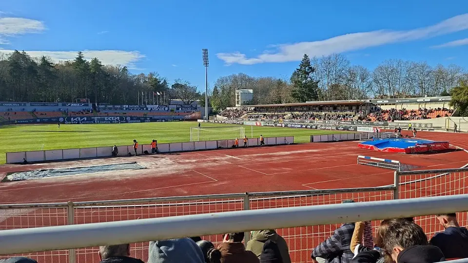 A pista de atletismo e as bancadas do Estádio Municipal do Fontelo, em Viseu