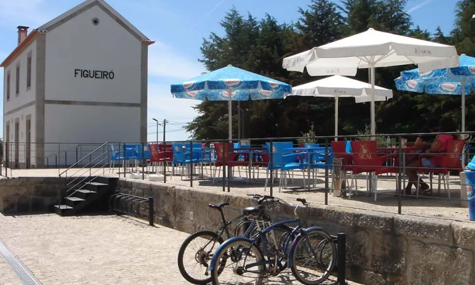Esplanada e bicicletas estacionadas junto ao edifício da antiga Estação de Figueiró
