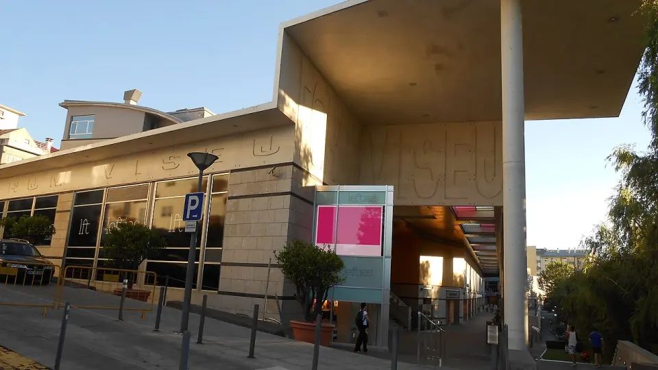A entrada do Forum Viseu, com o nome da cidade gravado na fachada de betão