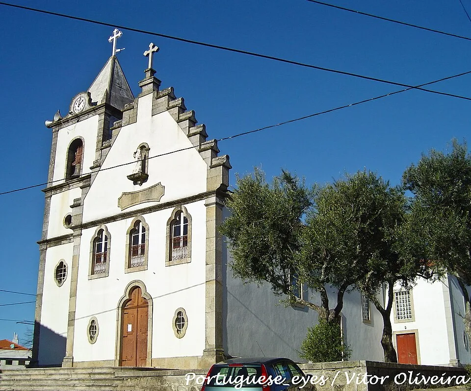 Fachada da Igreja Matriz de Abraveses, no Largo do Rossio, em Viseu
