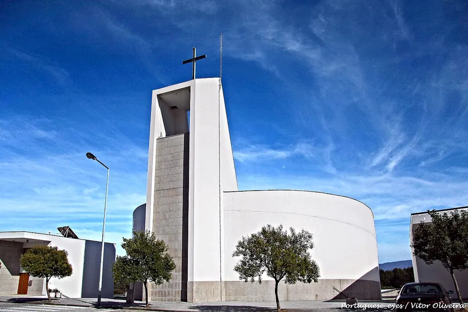 A torre e o volume branco da Igreja de Nossa Senhora do Viso, em Ranhados