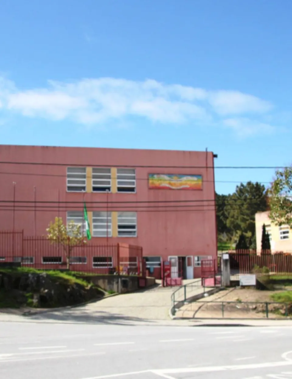 A fachada da Escola Jean Piaget, em Vila Nova do Campo