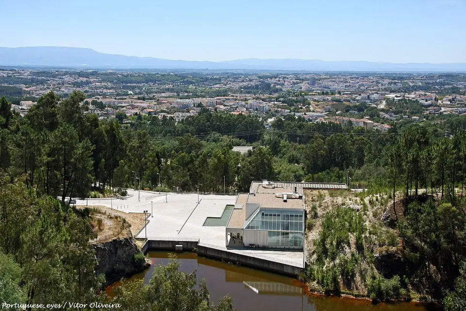 O Museu do Quartzo no Monte de Santa Luzia, com a antiga pedreira e a cidade de Viseu ao fundo