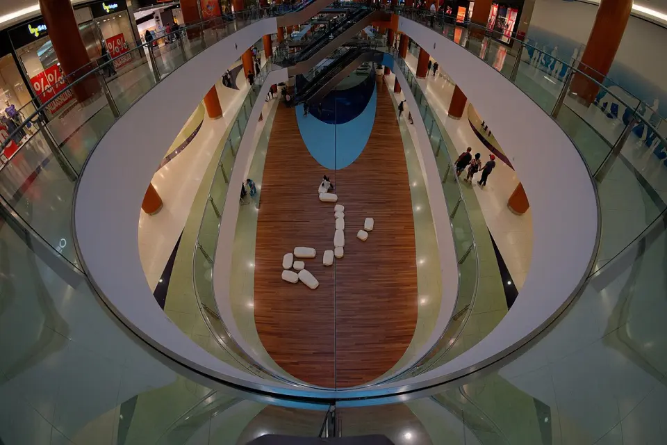 The inside of Palácio do Gelo Shopping seen from above, with its galleries and central square