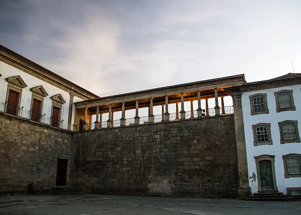 Adro da Sé de Viseu ao anoitecer, com a loggia de colunas de granito iluminada