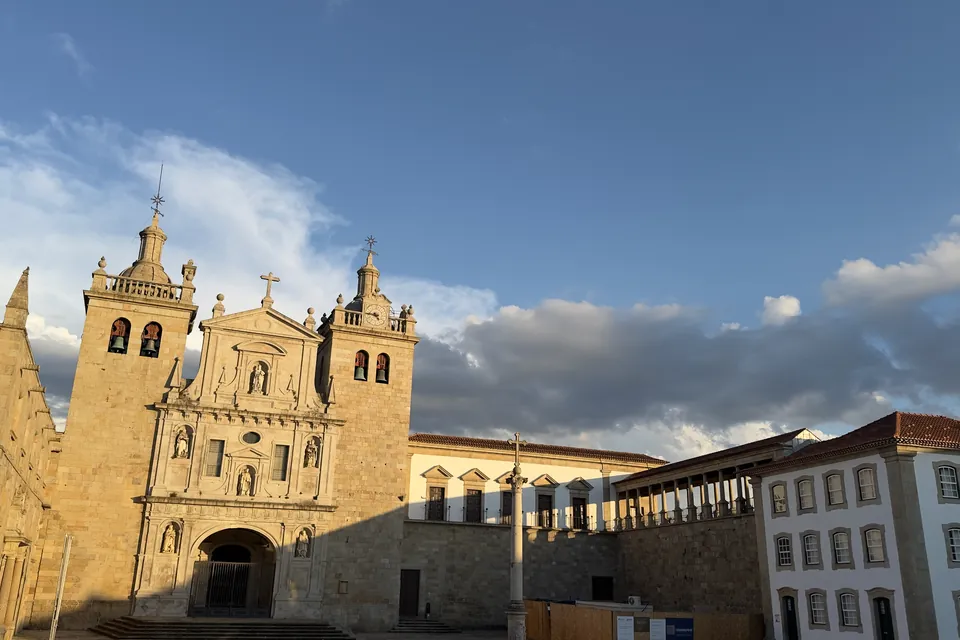 A Sé de Viseu e o largo em frente ao fim da tarde, com pessoas a passear