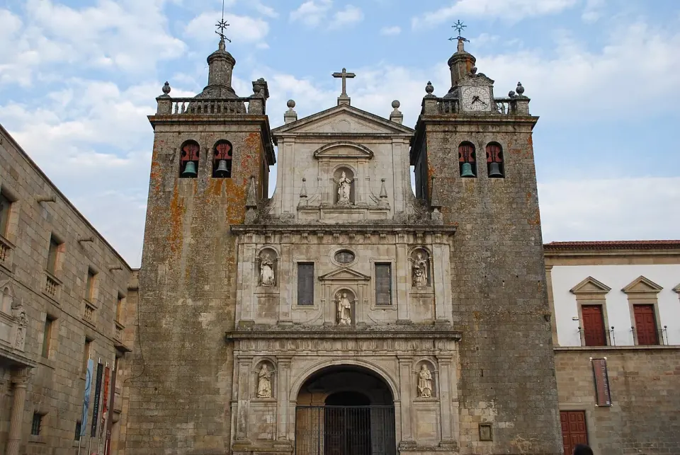 Fachada principal da Sé de Viseu