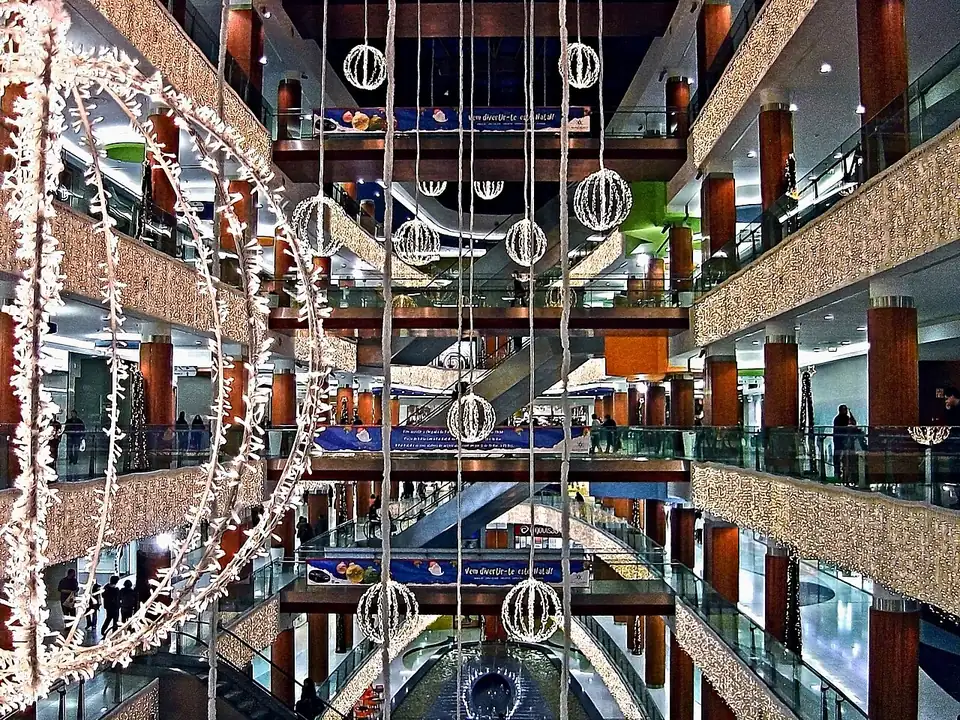 As galerias do Palácio do Gelo Shopping, com luzes suspensas sobre o átrio