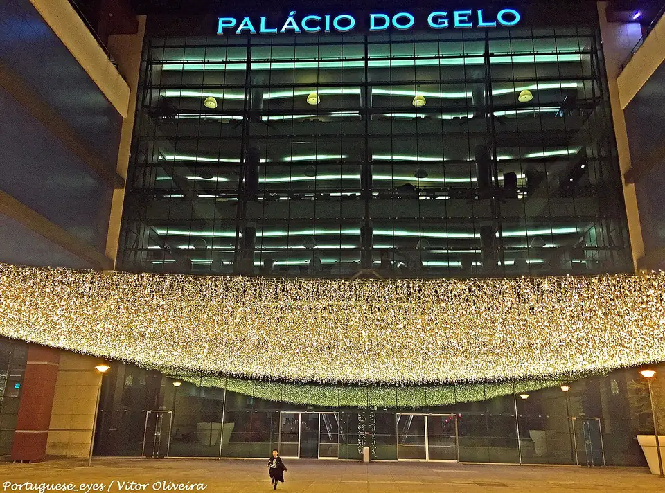 A entrada do Palácio do Gelo Shopping à noite, com a cobertura de luzes sobre o átrio