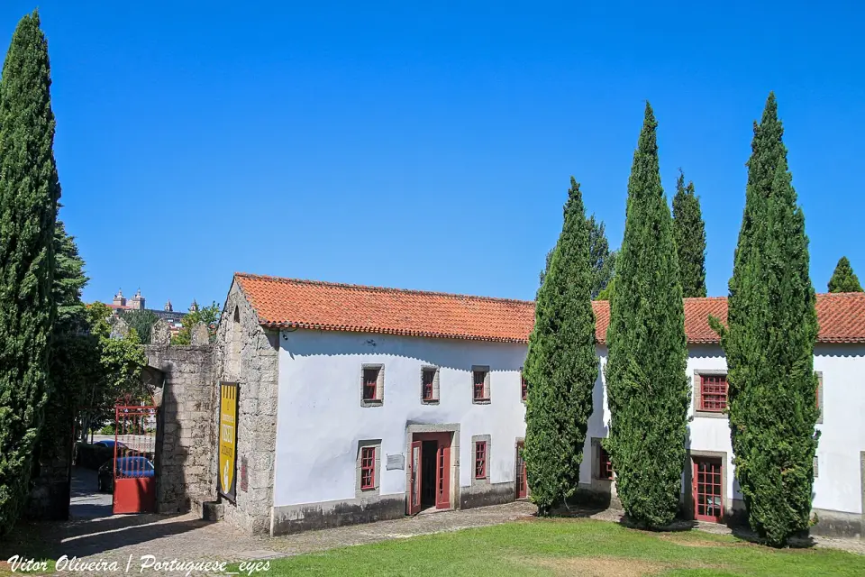 The Welcome Center of the Dão Wine Route, at the Fontelo, with its banner at the entrance