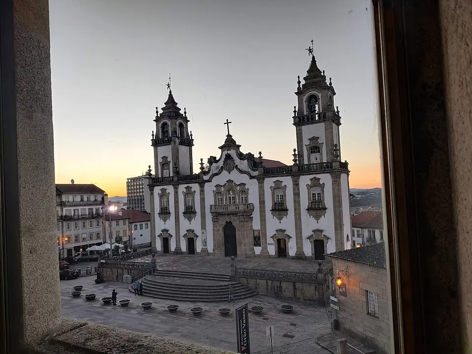 A Igreja da Misericórdia ao fim da tarde, vista de uma janela do Museu Grão Vasco