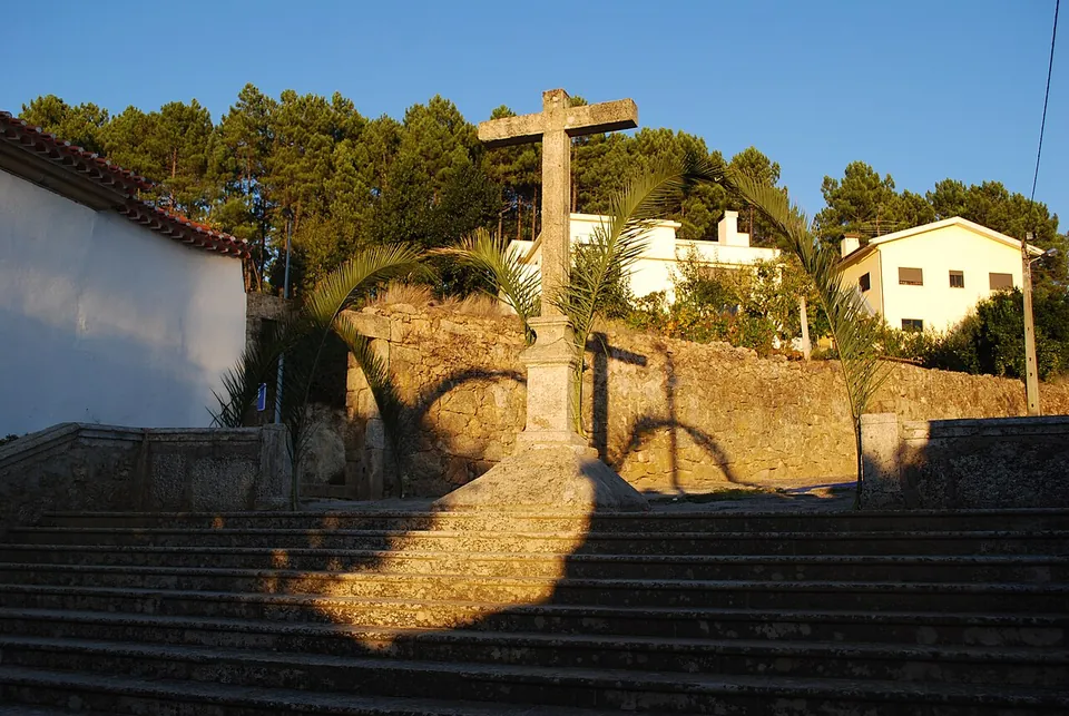 O cruzeiro no terreiro da Igreja de São Francisco do Monte, em Orgens
