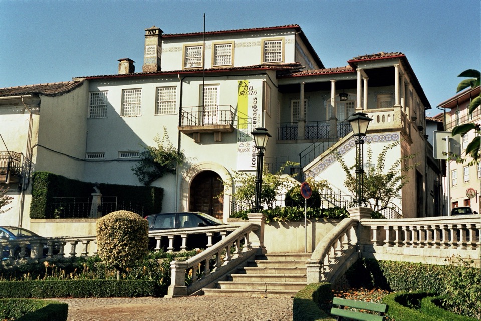 Fachada nobre e jardim de buxo do Museu Municipal Almeida Moreira em Viseu
