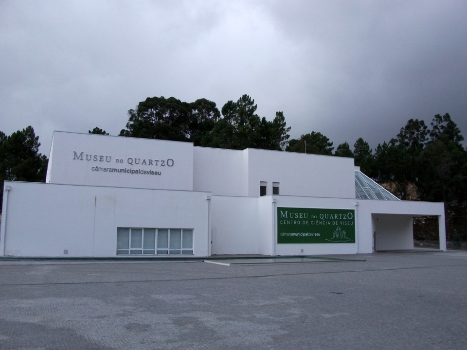 Edifício espiral do Museu do Quartzo no Monte de Santa Luzia em Viseu
