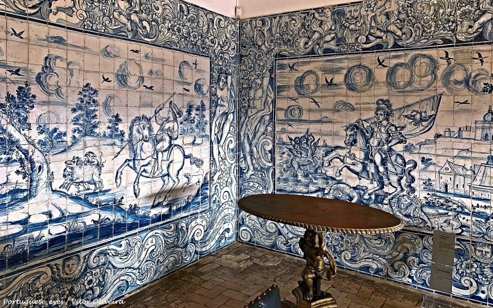 Sala revestida a azulejos azuis setecentistas no percurso do Museu Tesouro da Sé, na Catedral de Viseu